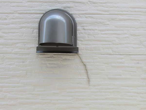 換気扇の周辺の外壁のひび割れ