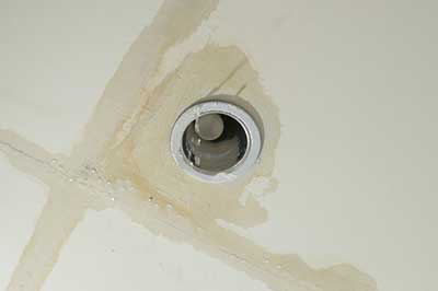 天井や壁内でポタポタと音がする