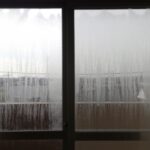 窓枠からの雨漏りはどうして起こるの？6つの原因や対処法、修理費用を徹底解説