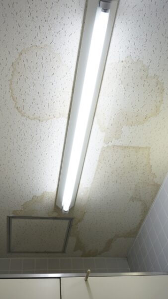 雨漏り　天井のシミ
