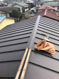 屋根の棟部分の取り付けとコーキング