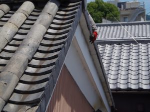 古い蔵の屋根修理の様子