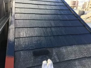 屋根の中塗りと上塗り