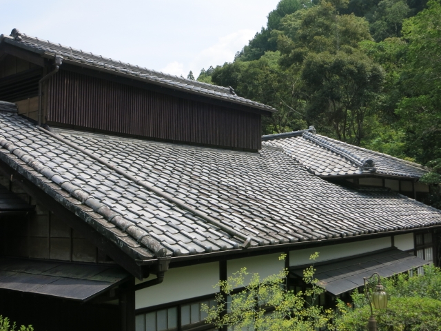 瓦屋根の日本家屋