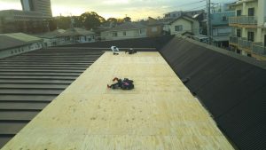 屋根材を全撤去作業の様子