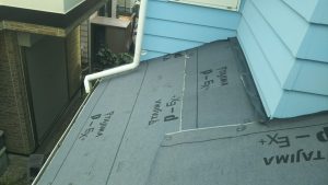 カバー工法　下屋根の施工の様子