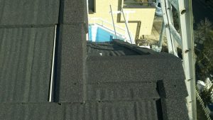 カバー工法　下屋根の施工の様子