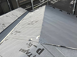 既存の屋根の上から防水シートを敷設
