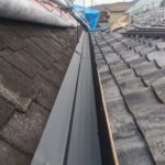 屋根カバー工法の施工中写真