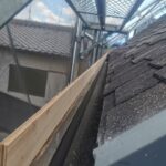 屋根カバー工法の施工中写真