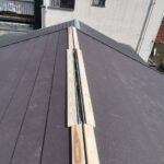 カバー工法による屋根修理　施工中写真