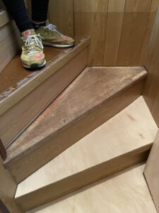 階段の面材を撤去