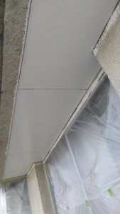 岡山県コーポ塗り替え工事ー天井、階段下塗り