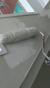 岡山県コーポ塗り替え工事ー天井、階段下塗り