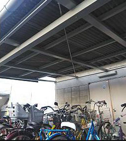 自転車置き場屋根下側上塗り