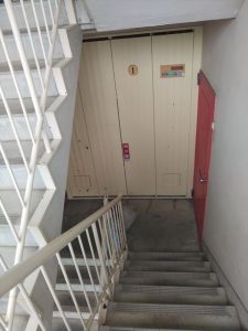 岡山県コーポ塗り替え工事前-廊下階段