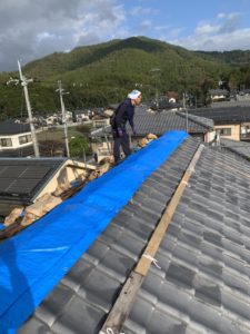 京都市山科区で瓦屋根の葺き直し工事　撤去の様子