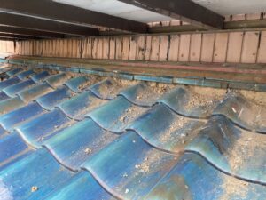埼玉県吉川市の瓦屋根漆喰補修工事　漆喰撤去の様子