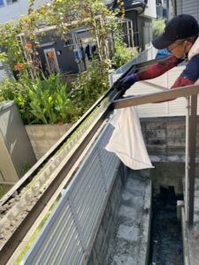 大阪府泉佐野市の波板屋根張り替え工事　施工中の写真