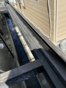 大阪府泉佐野市の波板屋根張り替え工事　施工中の写真