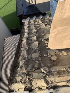 京都市山科区で瓦屋根の葺き直し工事　撤去の様子