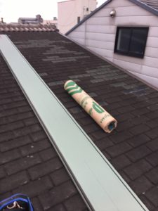 シングル屋根のカバー工法による屋根修理　施工中写真