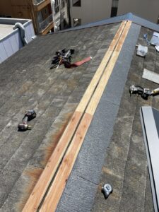 大阪府堺市のスレート屋根一部修理・棟板金交換　板金部分下地木ビス止めの様子
