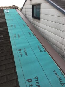 シングル屋根のカバー工法による屋根修理　施工中写真
