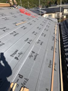 京都市山科区で瓦屋根の葺き直し工事　ルーフィングの施工