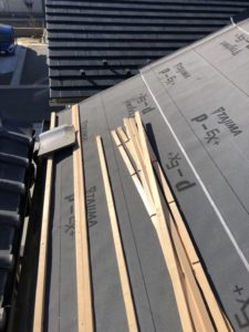 京都市山科区で瓦屋根の葺き直し工事　桟木を設置する様子