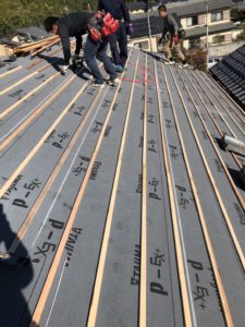 京都市山科区で瓦屋根の葺き直し工事　桟木を設置する様子