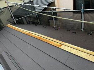 屋根葺き替え工事による雨漏り修理　施工中写真