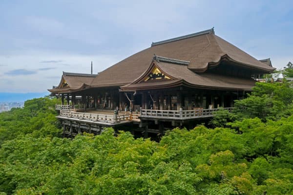 清水寺の檜皮葺き屋根