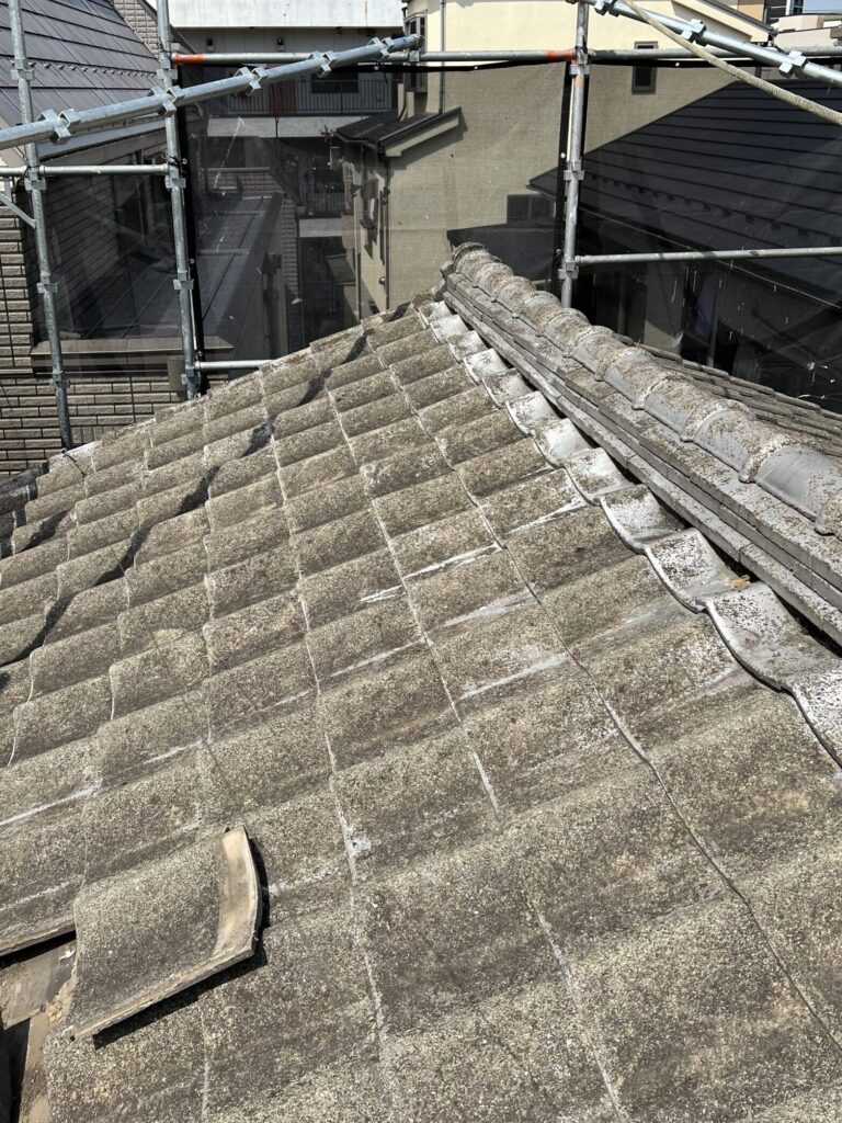屋根葺き替え工事による雨漏り修理　施工前写真
