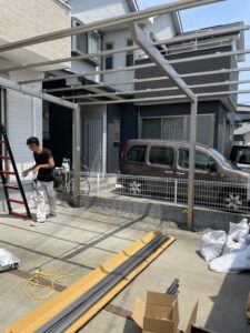 岸和田市のカーポート取り付け工事　施工中写真