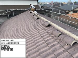 和泉市のセメント瓦屋根葺き替え工事　セメント瓦撤去