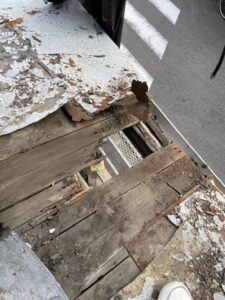 大阪市大正区の店舗板金屋根改修工事　下地が劣化している様子