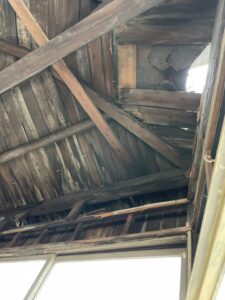 大阪市大正区の店舗板金屋根改修工事　下地が劣化している様子