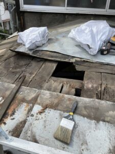大阪市大正区の店舗板金屋根改修工事　下地劣化している様子