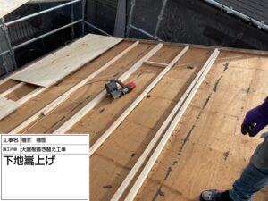 和泉市のセメント瓦屋根葺き替え工事　野地板新設