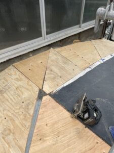 大阪市大正区の店舗板金屋根改修工事　下地調整作業