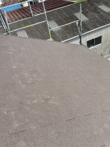 八尾市で新築の屋根施工工事　コロニアル施工の様子