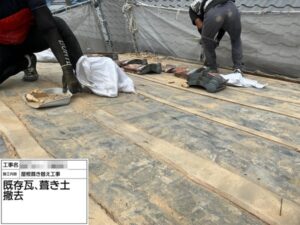 大阪府藤井寺市の瓦屋根からガルバリウム鋼板屋根葺き替え工事　解体作業