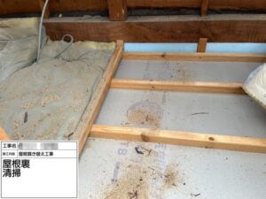 大阪府藤井寺市の瓦屋根からガルバリウム鋼板屋根葺き替え工事　解体作業