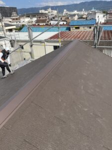 八尾市で新築の屋根施工工事　板金設置後の様子