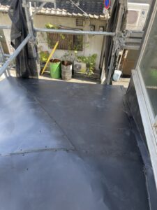 大阪市大正区の店舗板金屋根改修工事　ガルバリウム平板の施工中写真