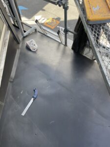 大阪市大正区の店舗板金屋根改修工事　ガルバリウム平板の施工中写真