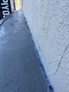 大阪府富田林市の店舗雨漏り修理工事　シーリング補修の様子
