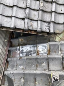 大阪府岸和田市で瓦屋根の雨漏り修理　施工の様子