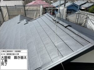 大阪府藤井寺市の瓦屋根からガルバリウム鋼板屋根葺き替え工事　笠木部分施工時の様子